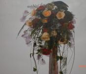 Hochzeitsfloristik. Liebevolle Hochzeitsdekorationen: Und weil dieses Ereignis zu den schönsten im Leben zählt, kommt den Blumen hier eine besondere Bedeutung zu. Sie schmücken den Brautwagen, die Kirche und die Hochzeitstafel,Kinder streuen sie dem Brautpaar auf den Weg. Der Brautstrauß wird nicht nur zum schönsten Schmuck der Braut, sondern auch zur bleibenden Erinnerung an diesen Tag.