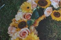 Trauerfloristik. Für immer Abschied zu nehmen, ist sehr schmerzlich. Wie anders als mit Blumen können wir unsere Verehrung und Hochachtung für den Verstorbenen zeigen und unser tiefes Mitgefühl sprechen lassen. Sie sind ein Symbol des Trostes, der Verbundenheit und ein lieber letzter Gruß.